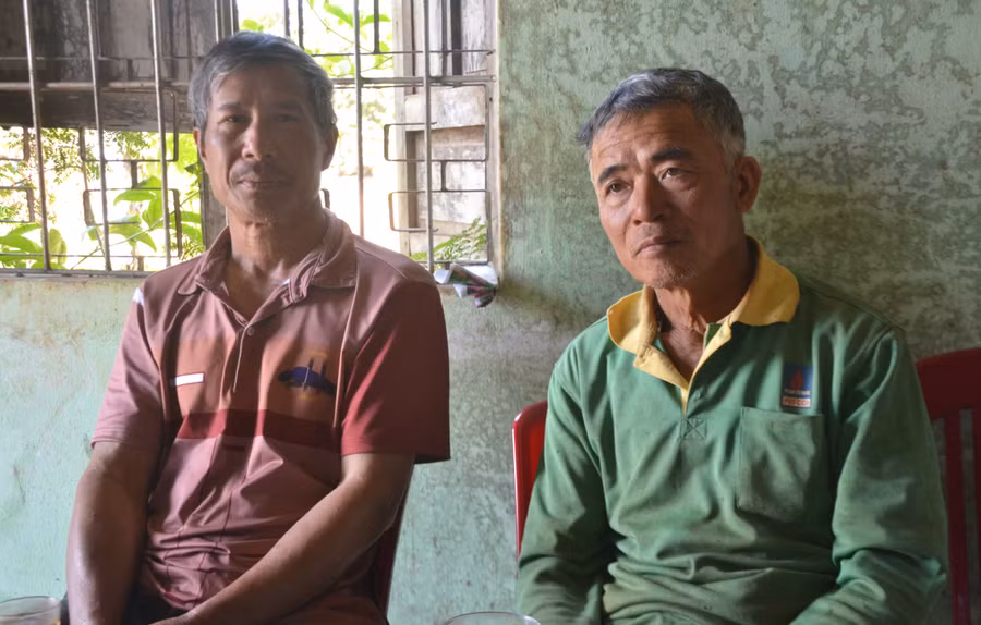 Anh Nguyễn Văn Thiện (bìa phải) trao đổi kinh nghiệm trồng cây lâu năm với bạn làm vườn tại thôn 4, xã Trà Đa, TP Pleiku. Ảnh: Hoàng Cư