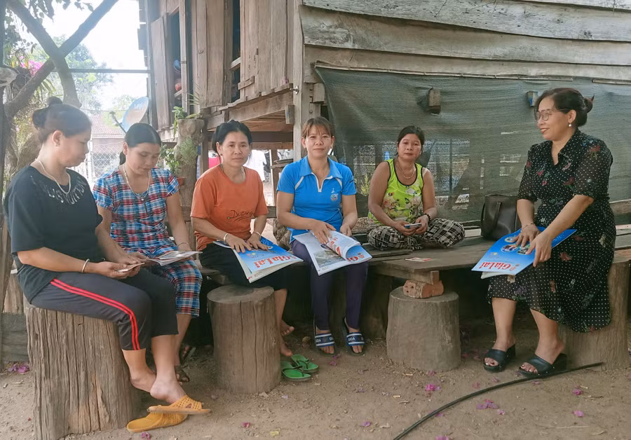 Chị Phạm Thị Hà (bìa phải) thường xuyên tuyên truyền, vận động hội viên phụ nữ nâng cao ý thức phòng-chống tảo hôn và chăm lo phát triển kinh tế. Ảnh: Nhật Hào