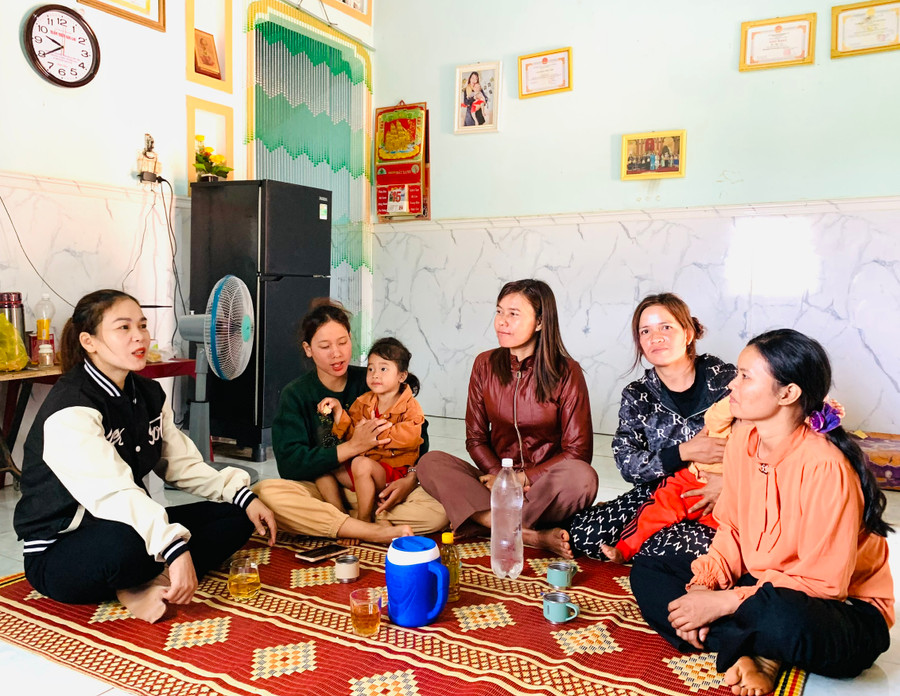 Chị Hường (bìa trái) thường xuyên tới tận nhà để vận động chị em hạn chế sinh con thứ 3. Ảnh: Nhật Hào