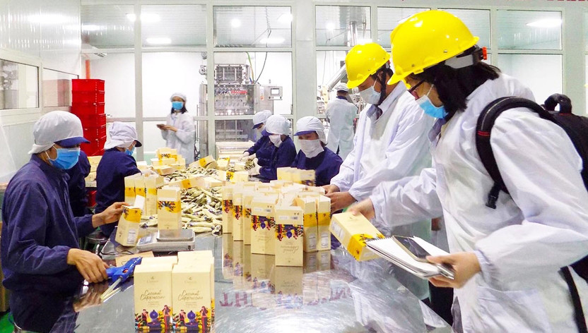 Đóng gói sản phẩm cà phê tại Công ty TNHH Vĩnh Hiệp (TP. Pleiku). Ảnh: Hà Duy