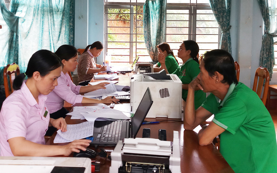 Làm thủ tục giải ngân vốn tại điểm giao dịch Ngân hàng CSXH tại các xã. Ảnh: Thanh Nhật Làm thủ tục giải ngân vốn tại điểm giao dịch Ngân hàng CSXH tại các xã. Ảnh: Thanh Nhật