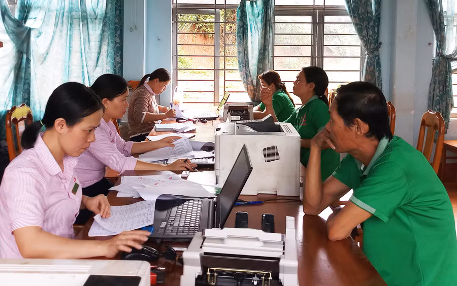 Làm thủ tục giải ngân vốn tại điểm giao dịch Ngân hàng CSXH tại các xã. Ảnh: Thanh Nhật