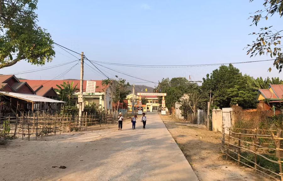 Đường giao thông nội thôn ở xã Chư Gu thôn được bê tông hóa. Ảnh: Lê Nam