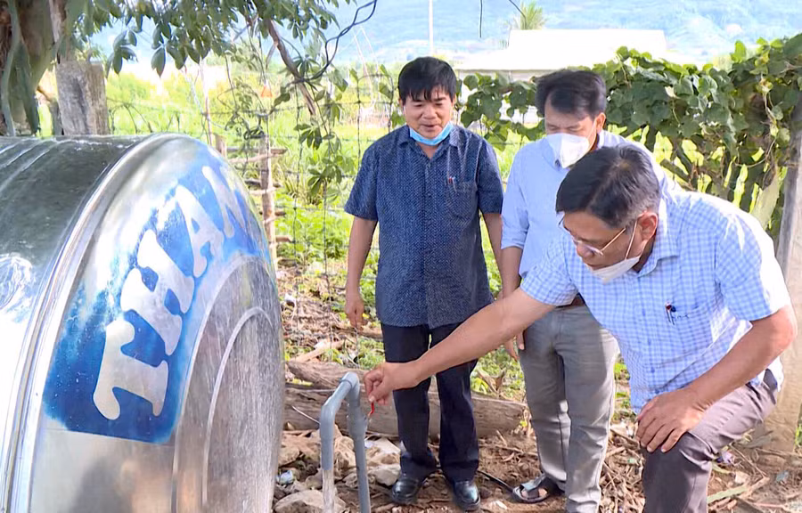 Lãnh đạo huyện Krông Pa kiểm tra dự án cấp nước sinh hoạt tại xã Đất Bằng. Ảnh: Lê Nam