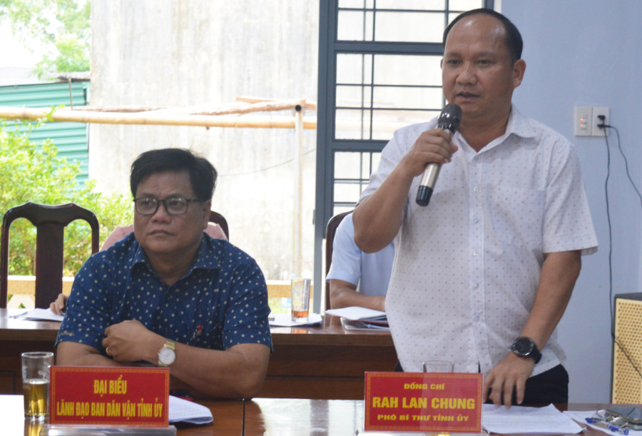 Phó Bí thư Tỉnh ủy Rah Lan Chung tham gia ý kiến tại buổi sinh hoạt chi bộ làng Sung Le Tung. Ảnh: Phương Dung Phó Bí thư Tỉnh ủy Rah Lan Chung tham gia ý kiến tại buổi sinh hoạt chi bộ làng Sung Le Tung. Ảnh: Phương Dung