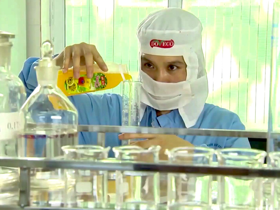Kiểm tra chất lượng sản phẩm tại Nhà máy chế biến rau, quả DOVECO. Ảnh: Hà Duy Kiểm tra chất lượng sản phẩm tại Nhà máy chế biến rau, quả DOVECO. Ảnh: Hà Duy