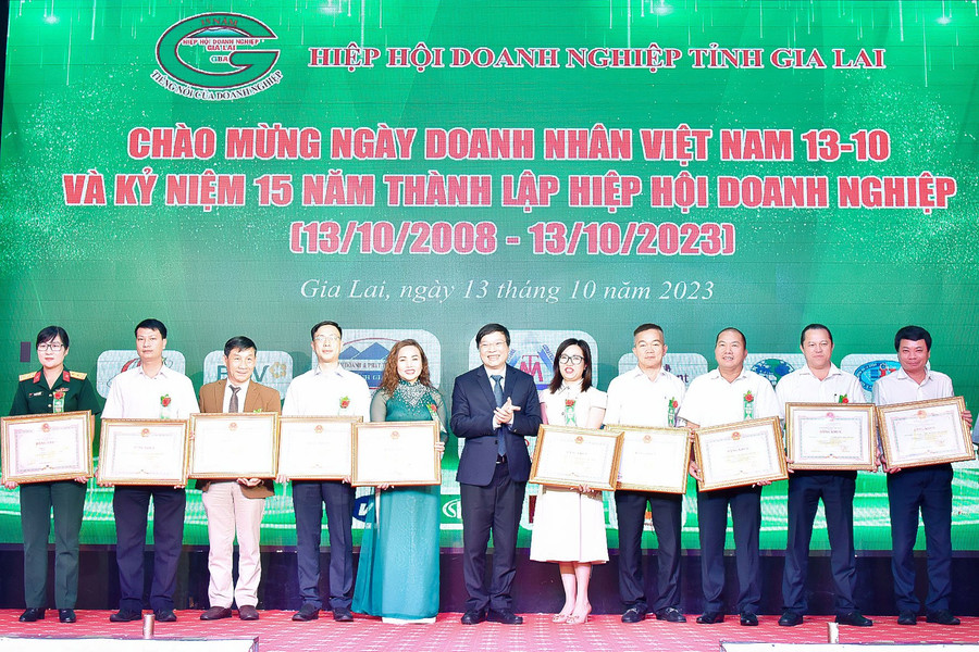 Đồng chí Trương Hải Long-Chủ tịch UBND tỉnh tặng Bằng khen cho các tập thể có thành tích xuất sắc trong hoạt động sản xuất, kinh doanh. Ảnh: Đức Thụy