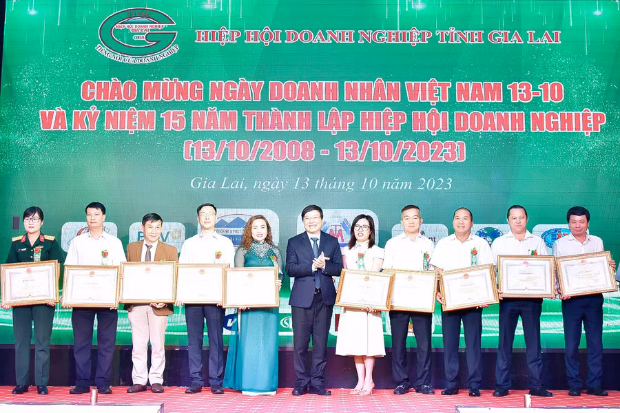 Đồng chí Trương Hải Long-Chủ tịch UBND tỉnh tặng Bằng khen cho các tập thể có thành tích xuất sắc trong hoạt động sản xuất, kinh doanh. Ảnh: Đức Thụy