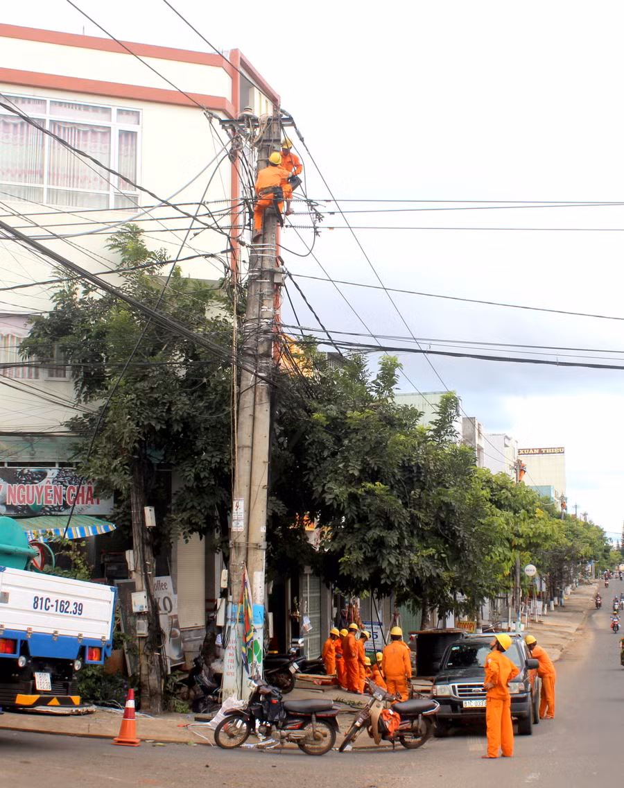Công nhân Điện lực Pleiku kiểm tra lưới điện trên địa bàn thành phố. Ảnh: Hà Duy