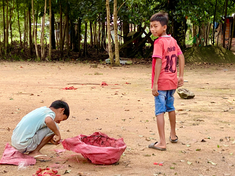 Những đứa trẻ nhút nhát, ngại ngùng bỏ chạy khi thấy người lạ.