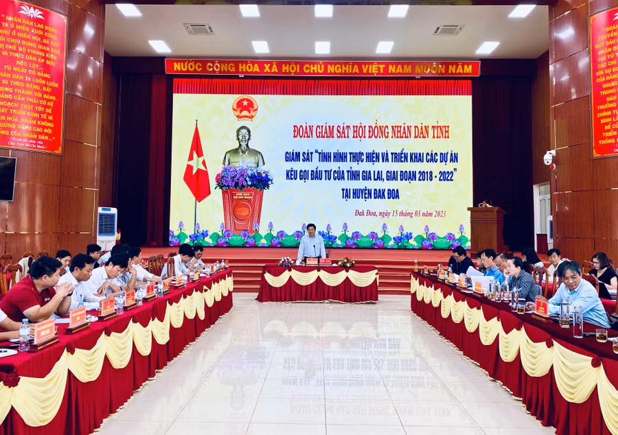 Quang cảnh buổi làm việc của đoàn giám sát HĐND tỉnh với UBND huyện Đak Đoa về tình hình thực hiện các dự án đầu tư. Ảnh: Hà Duy