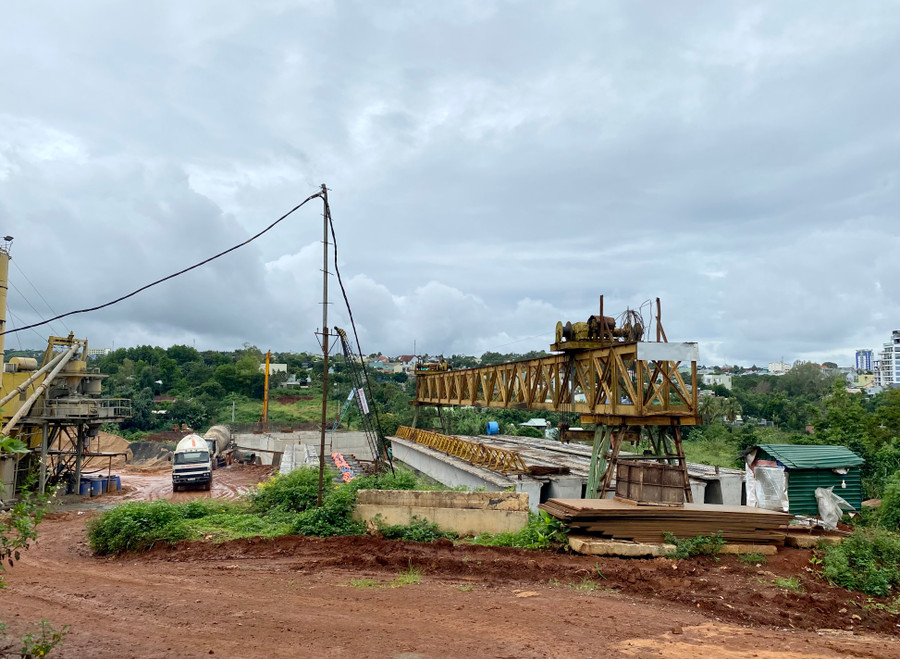 Thi công hạng mục cầu Nguyễn Văn Linh (thuộc dự án đường Nguyễn Văn Linh, đoạn từ đường Trường Chinh-Lê Thánh Tôn, TP. Pleiku). Ảnh: Hà Duy Thi công hạng mục cầu Nguyễn Văn Linh (thuộc dự án đường Nguyễn Văn Linh, đoạn từ đường Trường Chinh-Lê Thánh Tôn, TP. Pleiku). Ảnh: Hà Duy