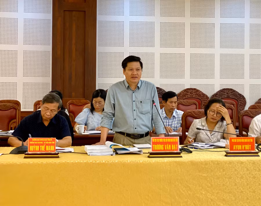 Phó Chủ tịch Thường trực HĐND tỉnh Trương Văn Đạt-Trưởng đoàn giám sát phát biểu tại buổi làm việc. Ảnh Hà Duy