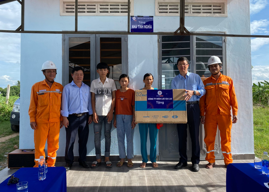 Công ty Điện lực Gia Lai bàn giao nhà tình nghĩa cho gia đình bà Đinh Thị Thảo (thôn Quý Tân, xã Ia Trok, huyện Ia Pa). Ảnh: Hà Duy