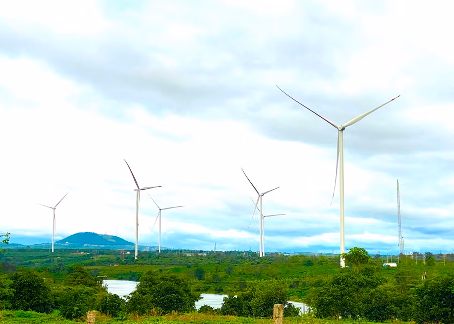 Cánh đồng điện gió tại xã Bàu Cạn (huyện Chư Prông) chưa thể vận hành vì vướng các chính sách giá bán điện. Ảnh Hà Duy