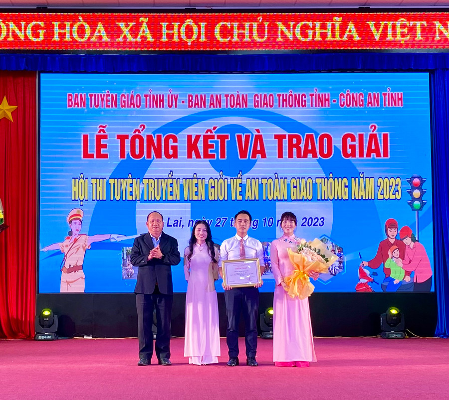Đồng chí Rah Lan Chung-Phó Bí thư Tỉnh ủy trao giải Nhất toàn đoàn cho đội thành phố Pleiku. Ảnh: Hà Duy Đồng chí Rah Lan Chung-Phó Bí thư Tỉnh ủy trao giải Nhất toàn đoàn cho đội thành phố Pleiku. Ảnh: Hà Duy