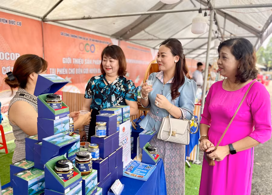 Phiên chợ có quy mô hơn 60 gian hàng với đa dạng sản phẩm, hàng hóa. Ảnh: Vũ Thảo