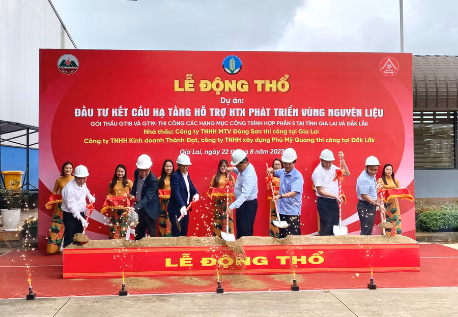 Lễ động thổ dự án Đầu tư kết cấu hạ tầng hỗ trợ hợp tác xã phát triển vùng nguyên liệu. Ảnh: Hà Duy