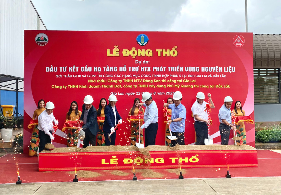 Lễ động thổ dự án Đầu tư kết cấu hạ tầng hỗ trợ hợp tác xã phát triển vùng nguyên liệu. Ảnh: Hà Duy Lễ động thổ dự án Đầu tư kết cấu hạ tầng hỗ trợ hợp tác xã phát triển vùng nguyên liệu. Ảnh: Hà Duy