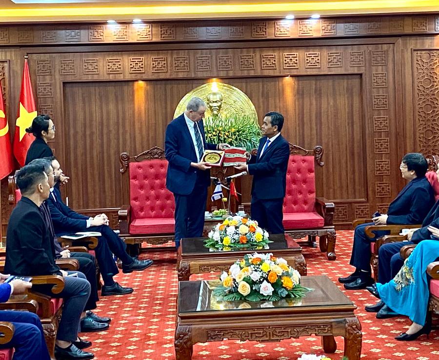 Ủy viên Ban Chấp hành Trung ương Đảng, Bí thư Tỉnh ủy, Chủ tịch HĐND tỉnh Hồ Văn Niên (bên phải) tặng quà lưu niệm cho Ngài Đại sứ Israel Yaron Mayer. Ảnh: Hà Duy Ủy viên Ban Chấp hành Trung ương Đảng, Bí thư Tỉnh ủy, Chủ tịch HĐND tỉnh Hồ Văn Niên (bên phải) tặng quà lưu niệm cho Ngài Đại sứ Israel Yaron Mayer. Ảnh: Hà Duy