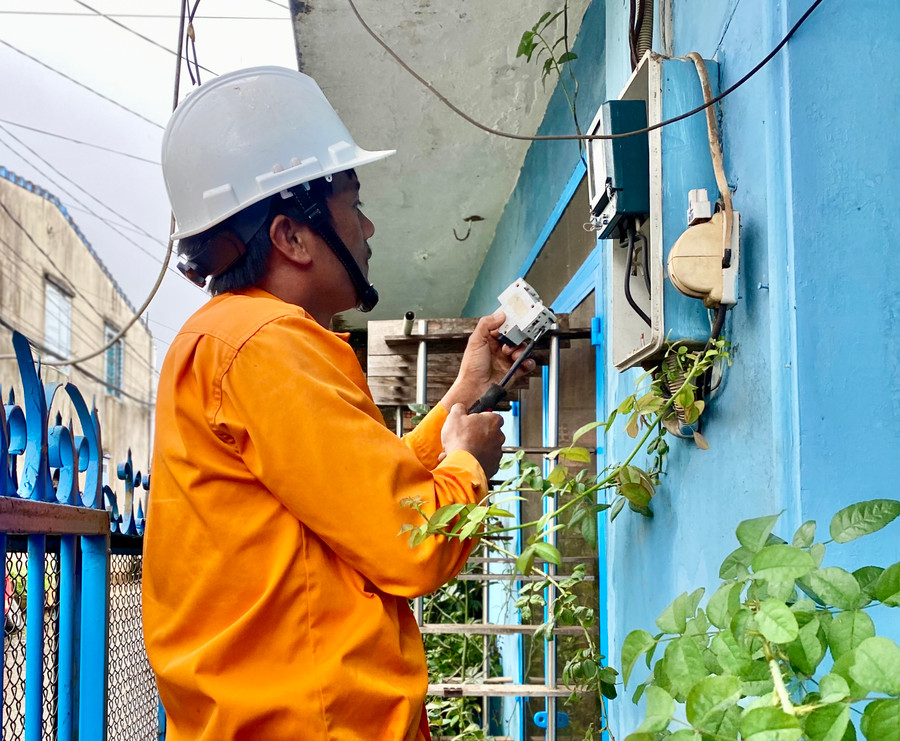 Công ty Điện lực Gia Lai đã hoàn thành lắp đặt công tơ điện tử và hệ thống tự động thu thập dữ liệu đo đếm từ xa cho 100% khách hàng sử dụng điện trên địa bàn tỉnh. Ảnh: Hà Duy Công ty Điện lực Gia Lai đã hoàn thành lắp đặt công tơ điện tử và hệ thống tự động thu thập dữ liệu đo đếm từ xa cho 100% khách hàng sử dụng điện trên địa bàn tỉnh. Ảnh: Hà Duy