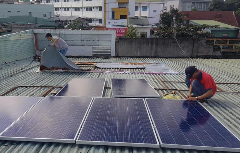 Lắp đặt hệ thống điện mặt trời mái nhà tại Gia Lai. Ảnh: Hà Duy Lắp đặt hệ thống điện mặt trời mái nhà tại Gia Lai. Ảnh: Hà Duy