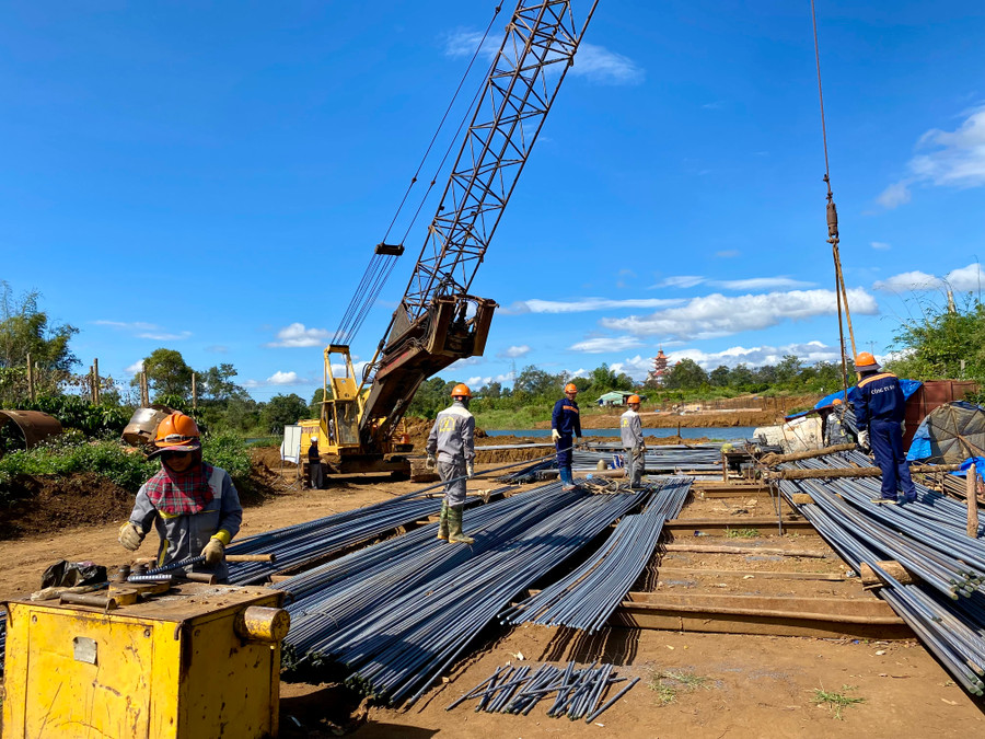 Hiện dự án đường hành lang kinh tế phía Đông đang triển khai thi công hạng mục cầu Biển Hồ. Ảnh: Hà Duy Hiện dự án đường hành lang kinh tế phía Đông đang triển khai thi công hạng mục cầu Biển Hồ. Ảnh: Hà Duy