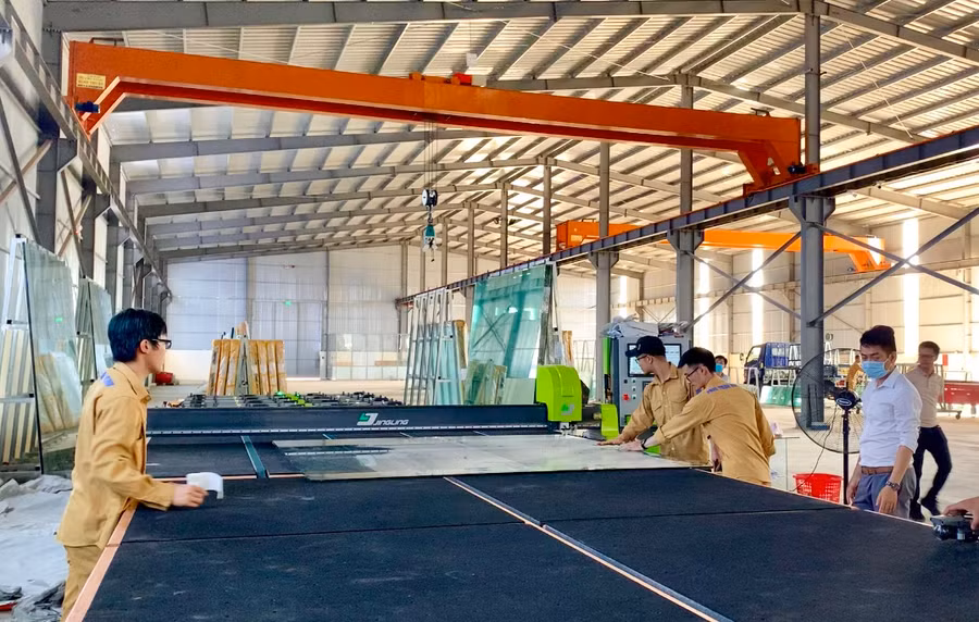 Dây chuyền tự động, hiện đại được đưa vào hoạt động sản xuất tại Nhà máy sản xuất kính cường lực Phúc Thịnh Hoàng.