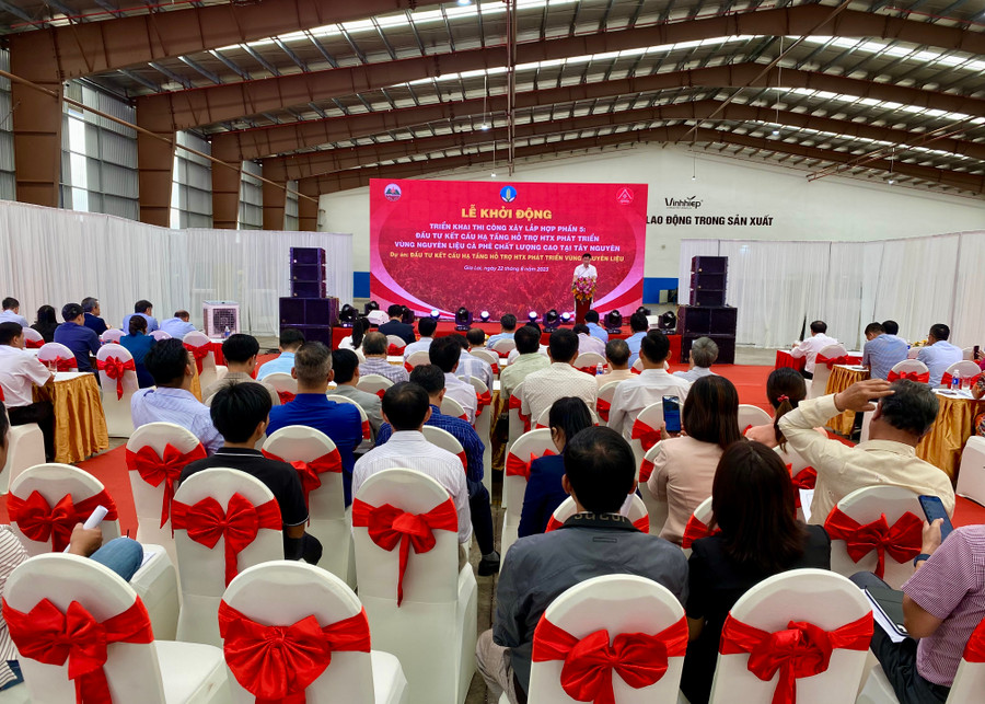 Quang cảnh lễ khởi động thi công xây lắp hợp phần 5-dự án Đầu tư kết cấu hạ tầng hỗ trợ hợp tác xã phát triển vùng nguyên liệu. Ảnh: Hà Duy Quang cảnh lễ khởi động thi công xây lắp hợp phần 5-dự án Đầu tư kết cấu hạ tầng hỗ trợ hợp tác xã phát triển vùng nguyên liệu. Ảnh: Hà Duy