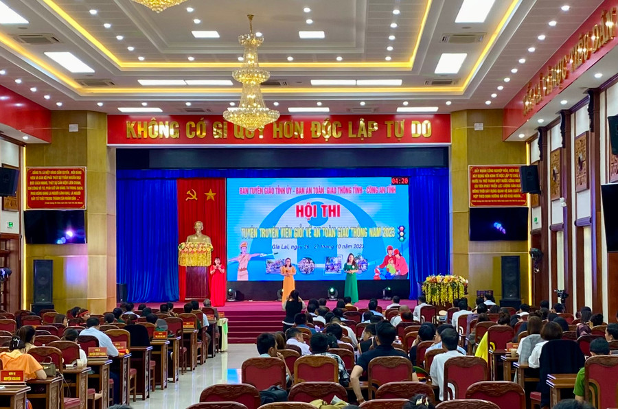 Hội thi tuyên truyền viên giỏi về an toàn giao thông năm 2023 do Ban Tuyên giáo Tỉnh ủy phối hợp với Ban An toàn giao thông tỉnh, Công an tỉnh tổ chức. Ảnh: Hà Duy Hội thi tuyên truyền viên giỏi về an toàn giao thông năm 2023 do Ban Tuyên giáo Tỉnh ủy phối hợp với Ban An toàn giao thông tỉnh, Công an tỉnh tổ chức. Ảnh: Hà Duy