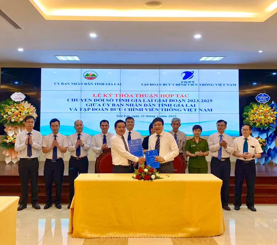 Ủy ban nhân dân tỉnh Gia Lai ký kết hợp tác chuyển đổi số với Tập đoàn VNPT giai đoạn 2023-2025. Ảnh Hà Duy