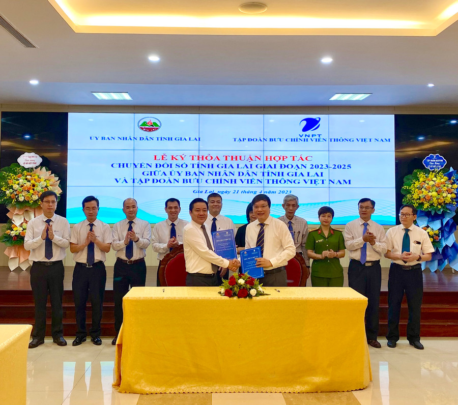 Ủy ban nhân dân tỉnh Gia Lai ký kết hợp tác chuyển đổi số với Tập đoàn VNPT giai đoạn 2023-2025. Ảnh Hà Duy Ủy ban nhân dân tỉnh Gia Lai ký kết hợp tác chuyển đổi số với Tập đoàn VNPT giai đoạn 2023-2025. Ảnh Hà Duy