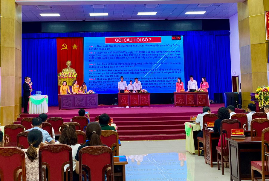 Các đội thi đang tham gia phần thi kiến thức. Ảnh: Hà Duy Các đội thi đang tham gia phần thi kiến thức. Ảnh: Hà Duy