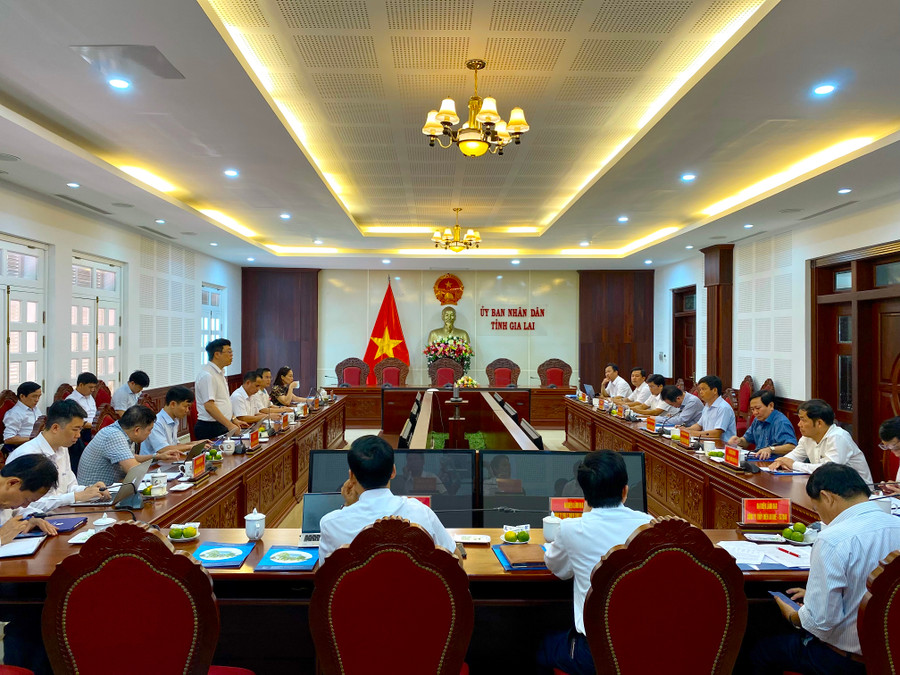 Đồng chí Nguyễn Hữu Quế-Phó Chủ tịch Ủy ban nhân dân tỉnh tiếp và làm việc với Đoàn công tác của Tập đoàn Điện lực Việt Nam về tiết kiệm điện. Ảnh: Hà Duy Đồng chí Nguyễn Hữu Quế-Phó Chủ tịch Ủy ban nhân dân tỉnh tiếp và làm việc với Đoàn công tác của Tập đoàn Điện lực Việt Nam về tiết kiệm điện. Ảnh: Hà Duy