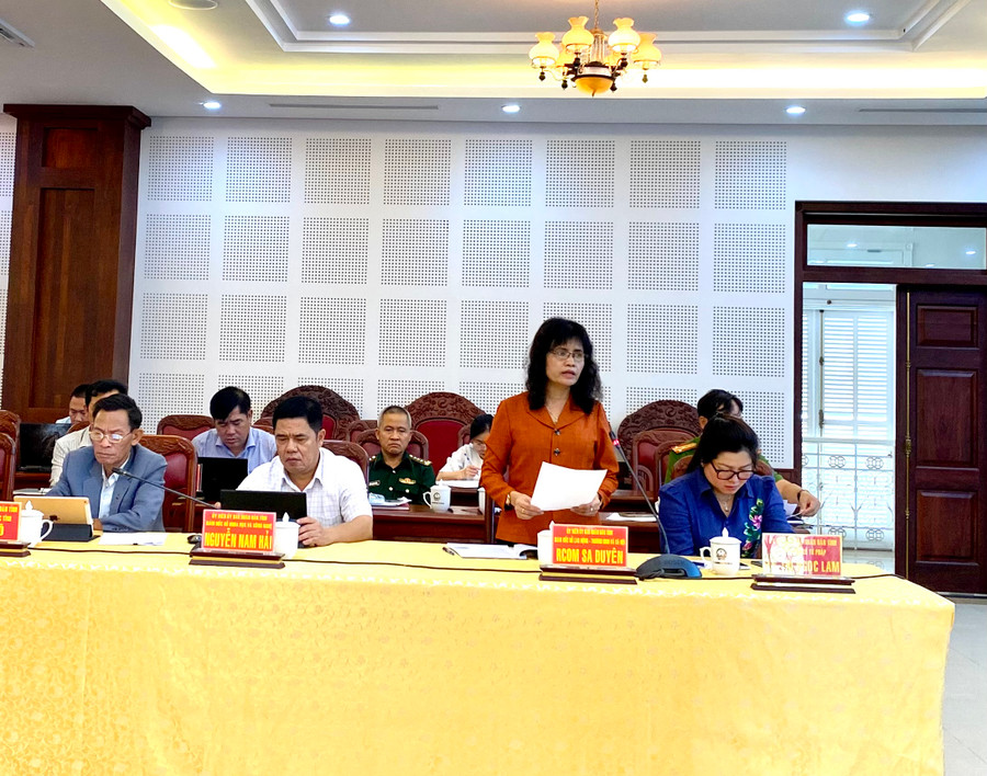 Bà Rcom Sa Duyên-Giám đốc Sở Lao động, Thương binh và Xã hội báo cáo công tác rà soát hộ nghèo. Ảnh: Hà Duy