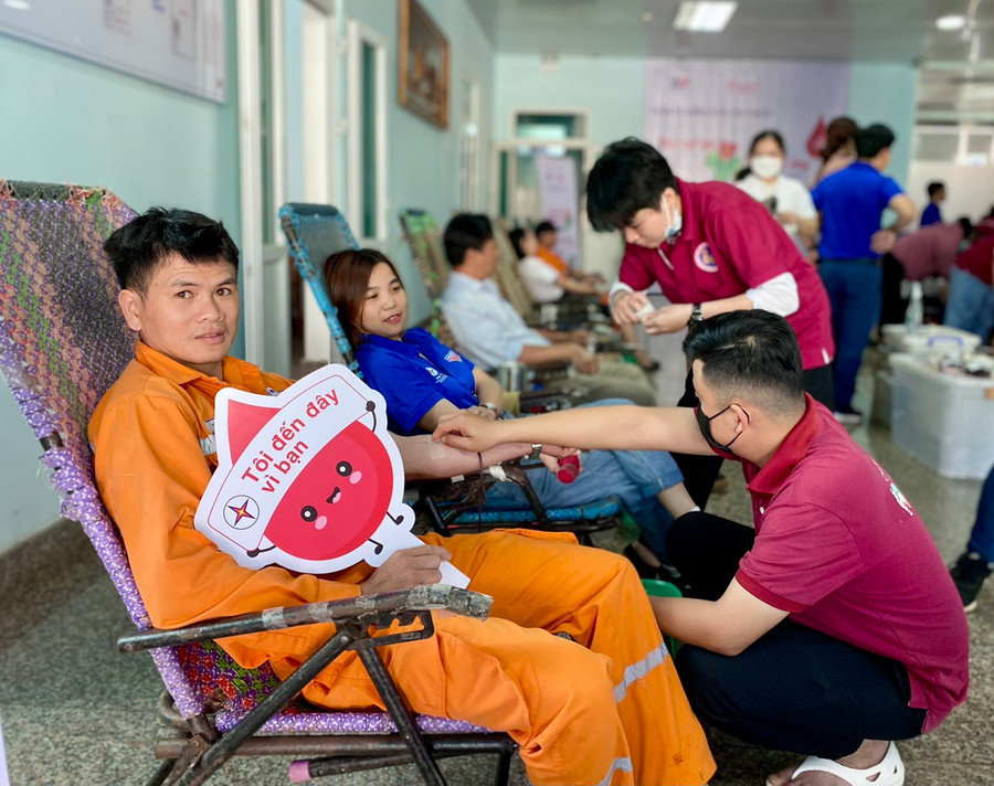 Có gần 200 cán bộ, công nhân và người lao động thuộc Công ty Điện lực Gia Lai tham gia hiến máu nhằm hưởng ứng chương trình “Tuần lễ hồng EVN lần thứ IX”. Ảnh: Hà Duy