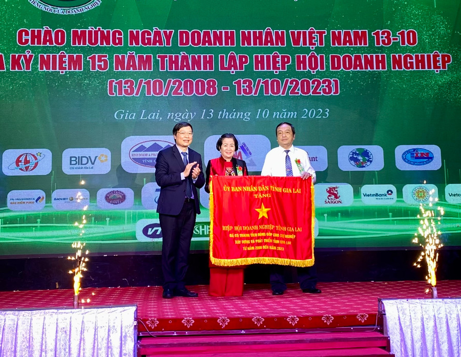 Đồng chí Trương Hải Long-Chủ tịch UBND tỉnh tặng Cờ “Vì sự nghiệp xây dựng và bảo vệ tỉnh Gia Lai” cho Hiệp hội Doanh nghiệp tỉnh. Ảnh: Hà Duy