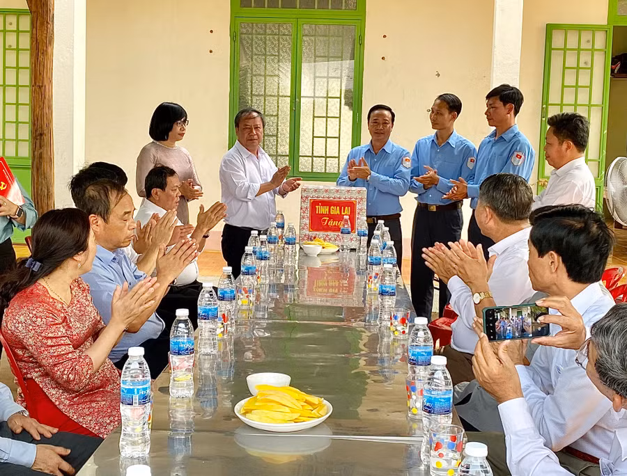 Đồng chí Châu Ngọc Tuấn-Phó Bí thư Thường trực Tỉnh ủy, Trưởng đoàn đại biểu Quốc hội tỉnh biểu dương những kết quả mà cán bộ, chiến sĩ Đội K52 đã đạt được. Ảnh Hà Duy