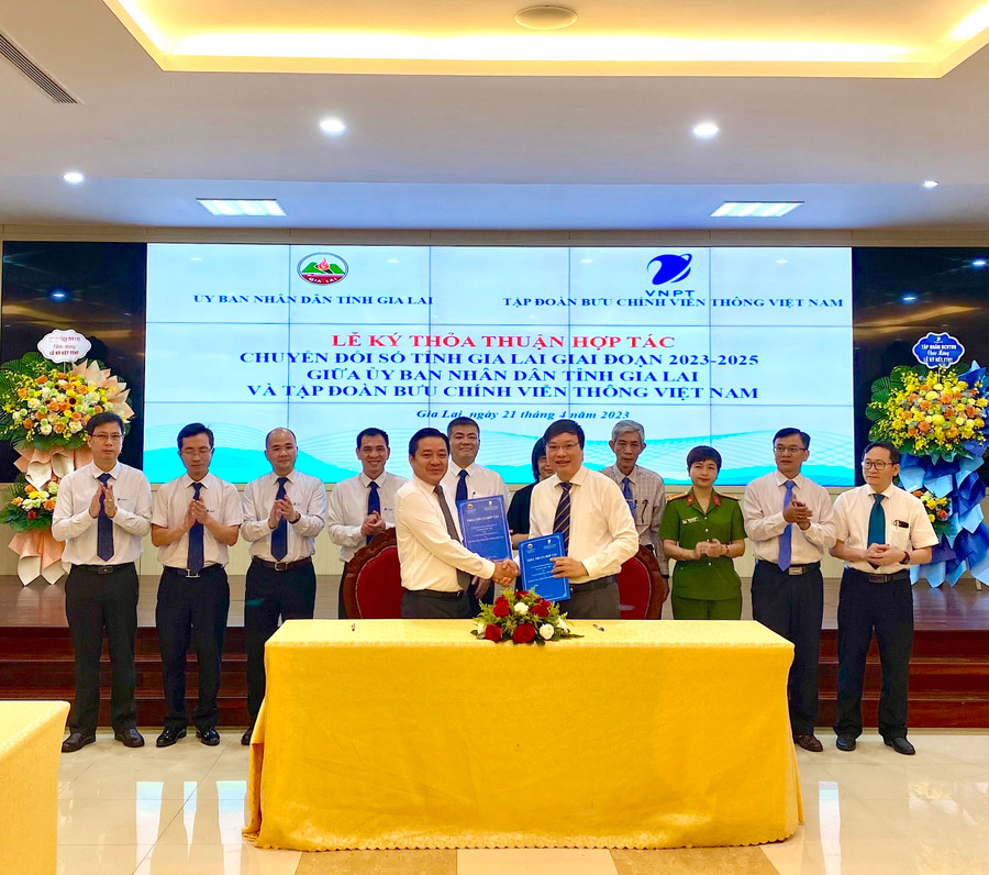Ủy ban nhân dân tỉnh Gia Lai ký kết hợp tác chuyển đổi số với Tập đoàn VNPT giai đoạn 2023-2025. Ảnh: Hà Duy