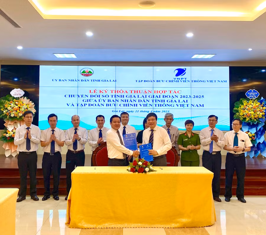 Ủy ban nhân dân tỉnh Gia Lai ký kết hợp tác chuyển đổi số với Tập đoàn VNPT giai đoạn 2023-2025. Ảnh: Hà Duy