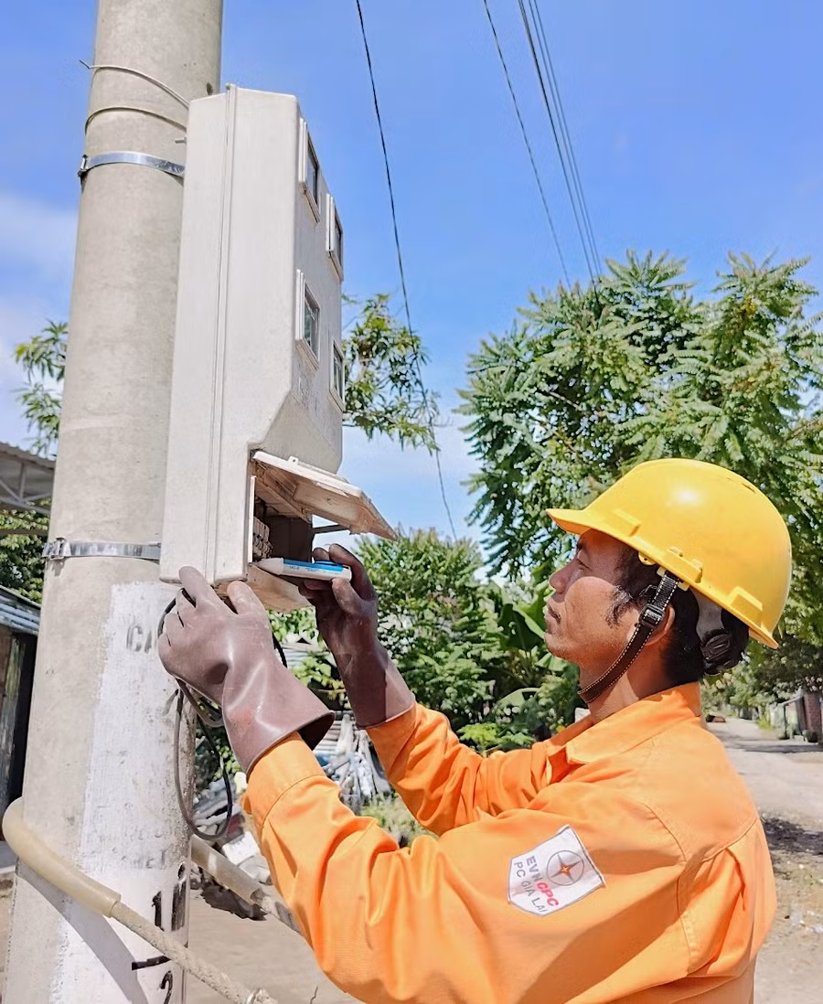 Ngành điện Gia Lai triển khai nhiều giải pháp kỹ thuật để đảm bảo nguồn điện an toàn, ổn định, phục vụ mua bơm tưới năm 2023-2024. Ảnh: H.D