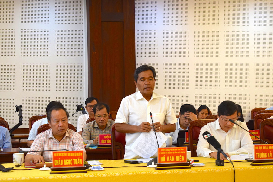 Đồng chí Hồ Văn Niên-Ủy viên BCH Trung ương Đảng, Bí thư Tỉnh ủy, Chủ tịch HĐND tỉnh đã có nhiều kiến nghị về phát triển năng lượng trên địa bàn tỉnh tại buổi làm việc với Đoàn Giám sát. Ảnh: Hà Duy