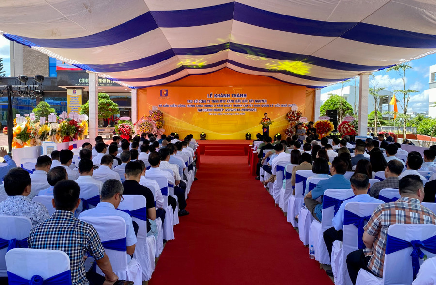 Lễ khánh thành trụ sở Công ty TNHH một thành viên Xăng dầu Bắc Tây Nguyên và gắn biển công trình chào mừng 5 năm ngày thành lập Ủy ban Quản lý vốn nhà nước tại doanh nghiệp. Ảnh: Hà Duy