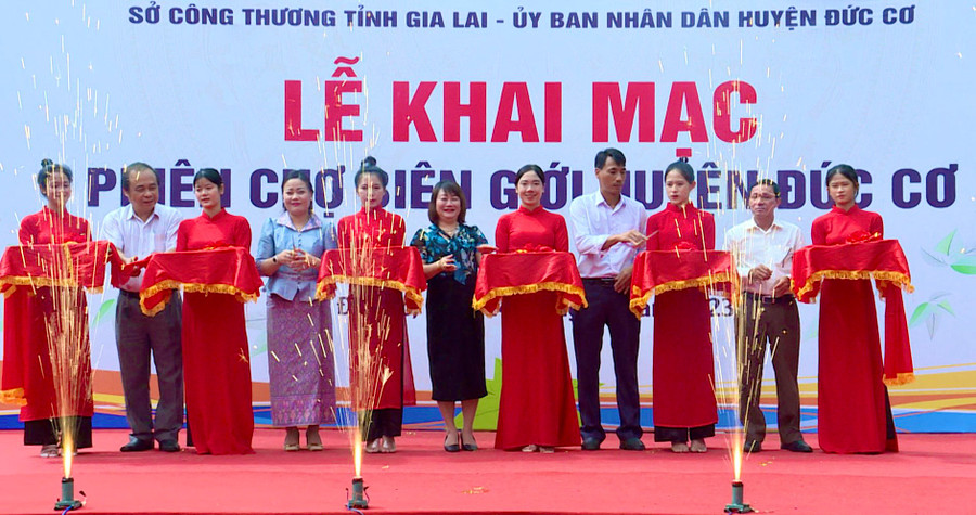Các đại biểu cắt băng khai mạc phiên chợ biên giới huyện Đức Cơ. Ảnh: Vũ Thảo