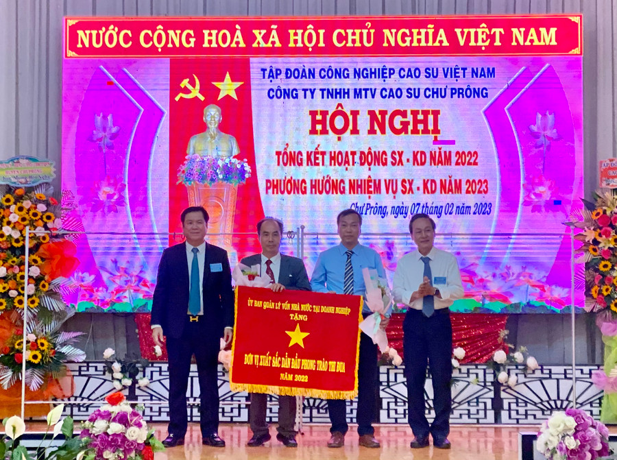 Công ty TNHH một thành viên Cao su Chư Prông vinh dự được Ủy ban Quản lý vốn Nhà nước tại doanh nghiệp tặng cờ thi đua xuất sắc. Ảnh: Hà Duy