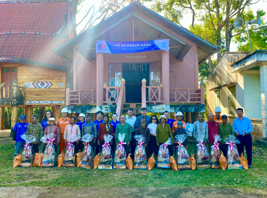 Điện lực Pleiku tặng quà cho các hộ gia đình có hoàn cảnh khó khăn tại làng D (xã Gào, TP. Pleiku) nhân “Tháng tri ân khách hàng” năm 2023. Ảnh: Hà Duy