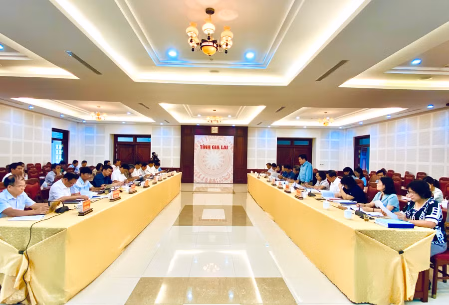 Đoàn giám sát HĐND tỉnh làm việc với UBND tỉnh và các sở, ngành về tình hình thực hiện và triển khai các dự án kêu gọi đầu tư giai đoạn 2018-2022. Ảnh Hà Duy