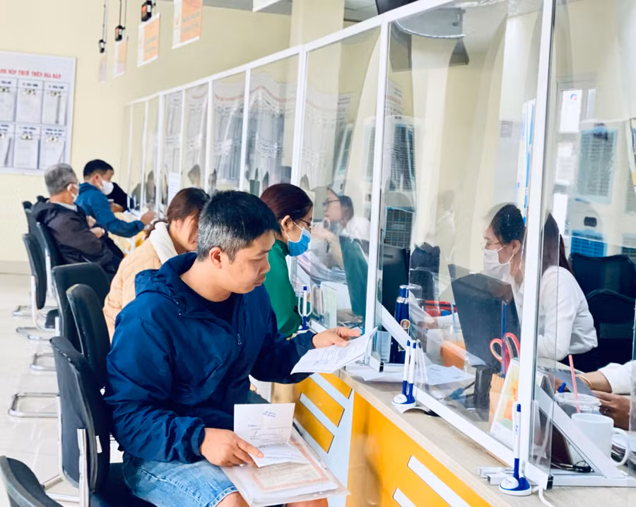 Người dân thực hiện các thủ tục hành chính tại Trung tâm Dịch vụ hành chính công tỉnh. Ảnh: Hà Duy