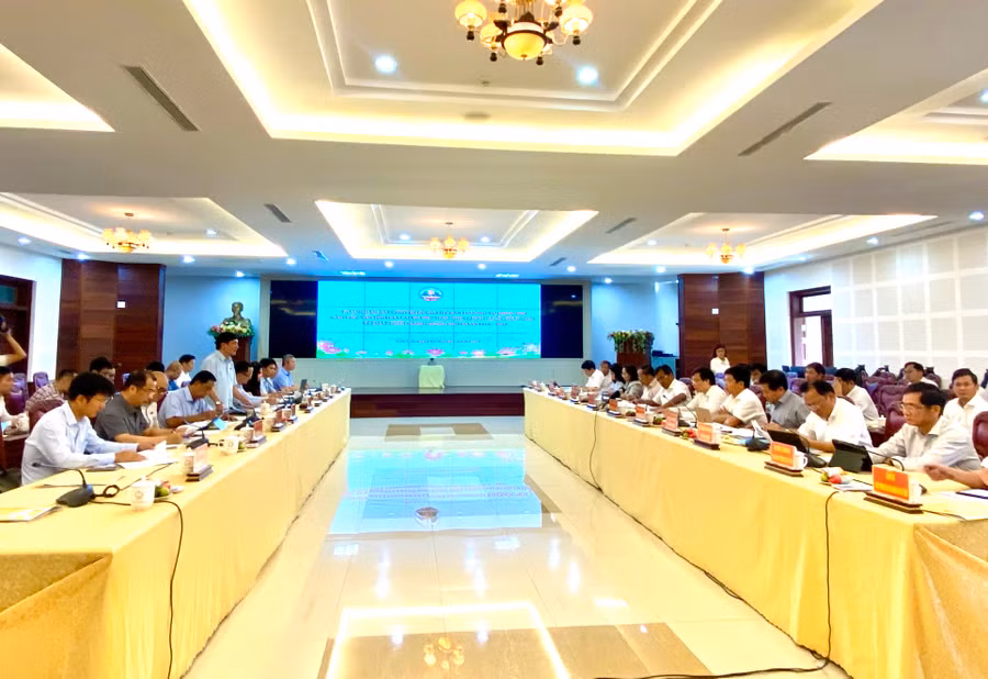 Đoàn giám sát chuyên đề của Ủy ban Thường vụ Quốc hội làm việc với tỉnh Gia Lai về thực hiện chính sách, pháp luật về phát triển năng lượng giai đoạn 2016-2021. Ảnh: Hà Duy