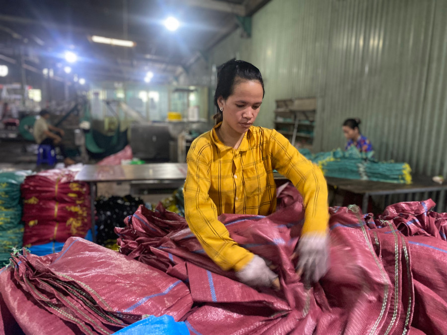 Công nhân làm việc tại nhà máy sản xuất bao bì của Công ty TNHH một thành viên Thiên Phúc Plastic. Ảnh: Hà Duy Công nhân làm việc tại nhà máy sản xuất bao bì của Công ty TNHH một thành viên Thiên Phúc Plastic. Ảnh: Hà Duy